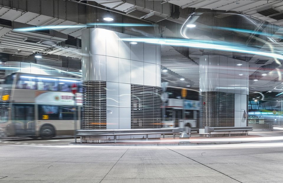 Bus fährt in einen Busbahnhof